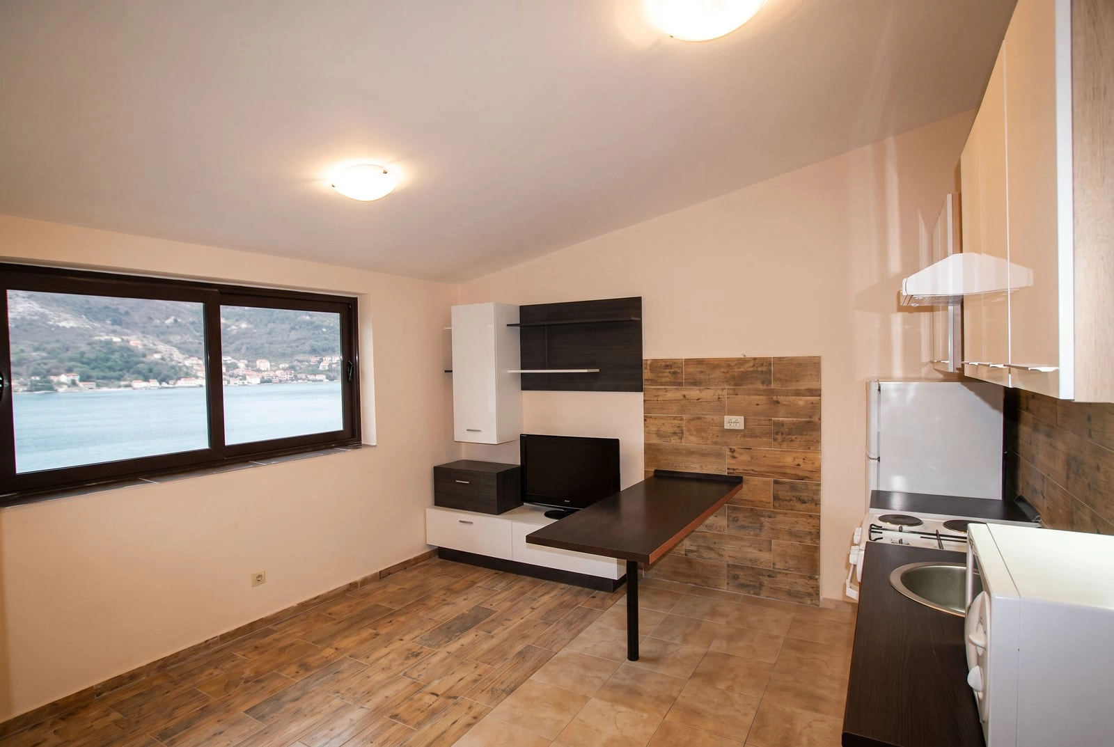Troetazna-kuca-sa-tri-apartmana-u-Opatovu-Tivat-2 Kuća 198 m² – Tivat — fotografija 3