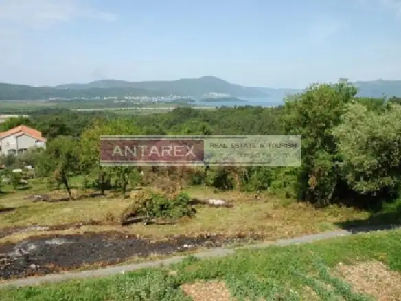 Plac sa panoramskim pogledom u Kavaču