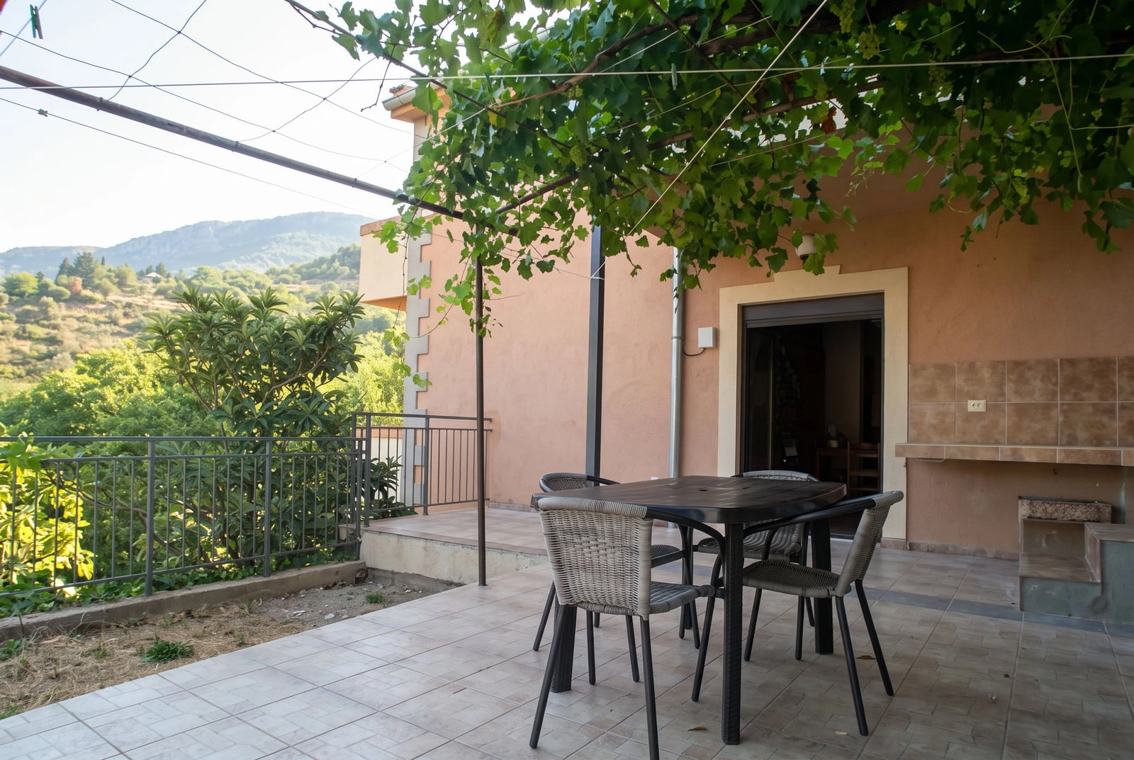 Troetazna-kuca-sa-tri-apartmana-u-Opatovu-Tivat-4 Kuća 198 m² – Tivat — fotografija 5