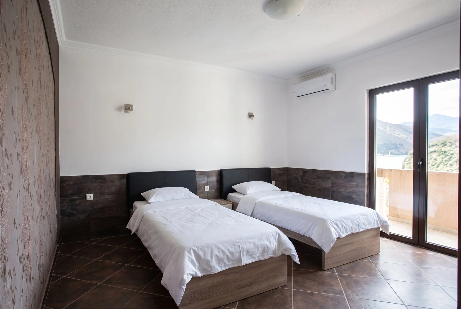 Troetazna-kuca-sa-tri-apartmana-u-Opatovu-Tivat-10 Kuća 198 m² – Tivat — fotografija 11