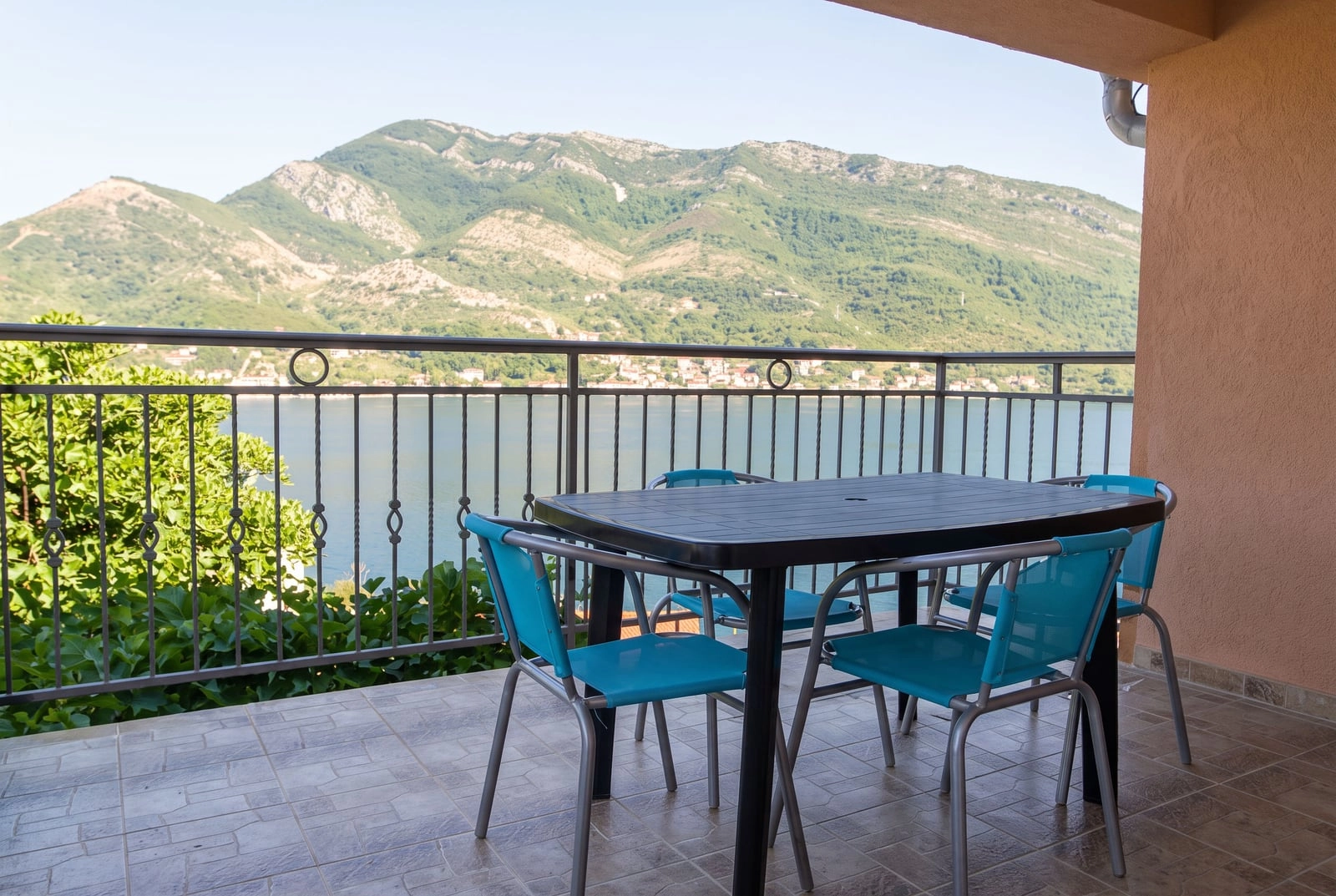 Troetazna-kuca-sa-tri-apartmana-u-Opatovu-Tivat-12 Kuća 198 m² – Tivat — fotografija 13