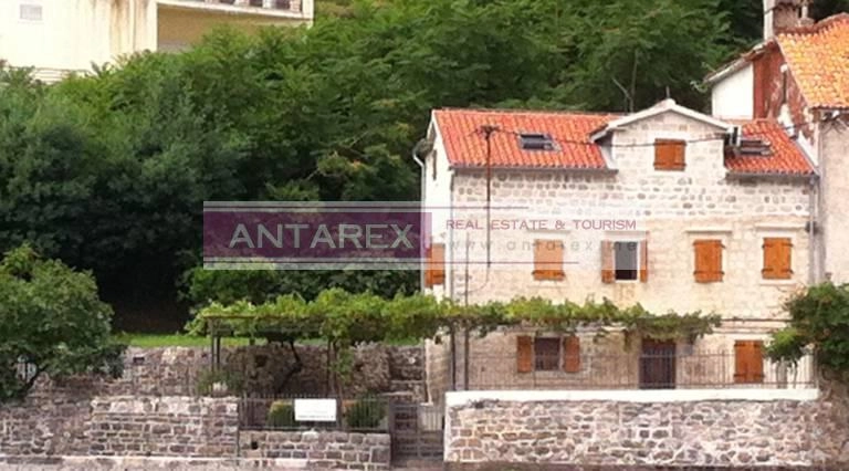 Kuca-na-prvoj-liniji-do-mora-u-Prcanju-Kotor Kuća na prvoj liniji do mora u Prčanju