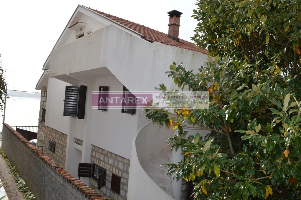 Kuca-na-prvoj-liniji-do-mora-u-Bijeloj-Herceg-Novi-3 Kuća 154 m² – Bijela, Herceg Novi — fotografija 4