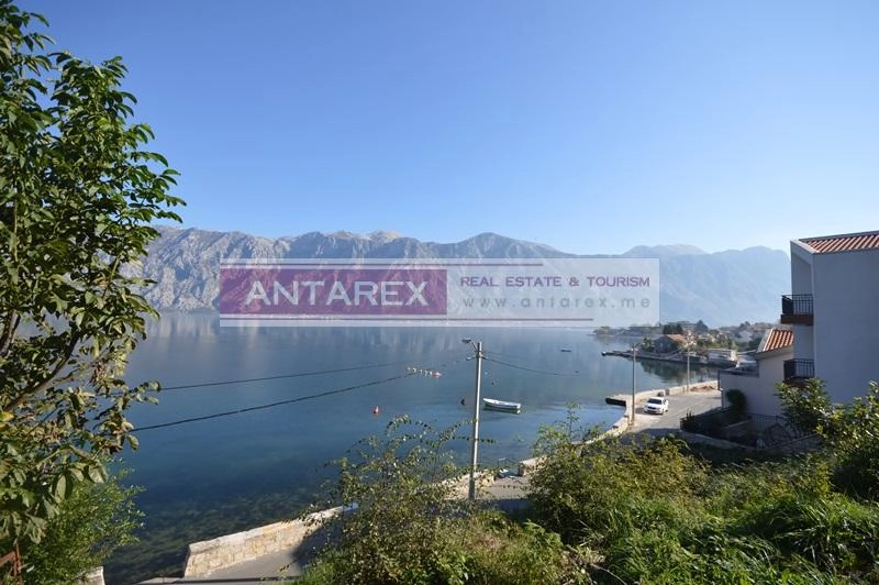 Plac-sa-pogledom-na-zaliv-u-Stolivu-Kotor Plot sa pogledom na zaliv u Stolivu