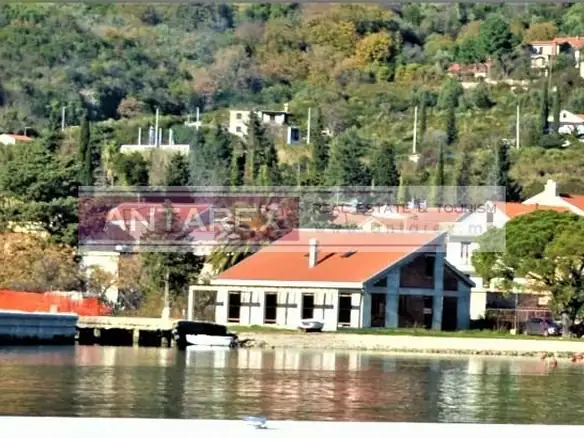 Kuća na prvoj liniji do mora
