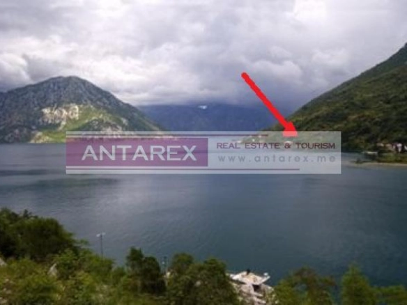 Plac uz more sa plažom u Koštanjici