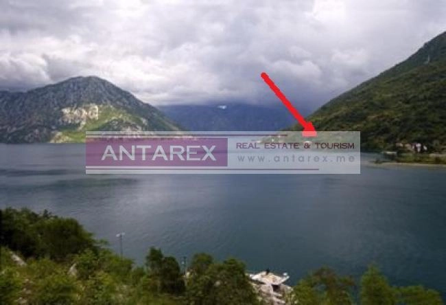Plac uz more sa plažom u Koštanjici