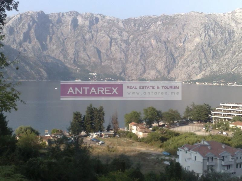 Plac-u-Stolivu-Kotor-blizu-mora Plac u Stolivu