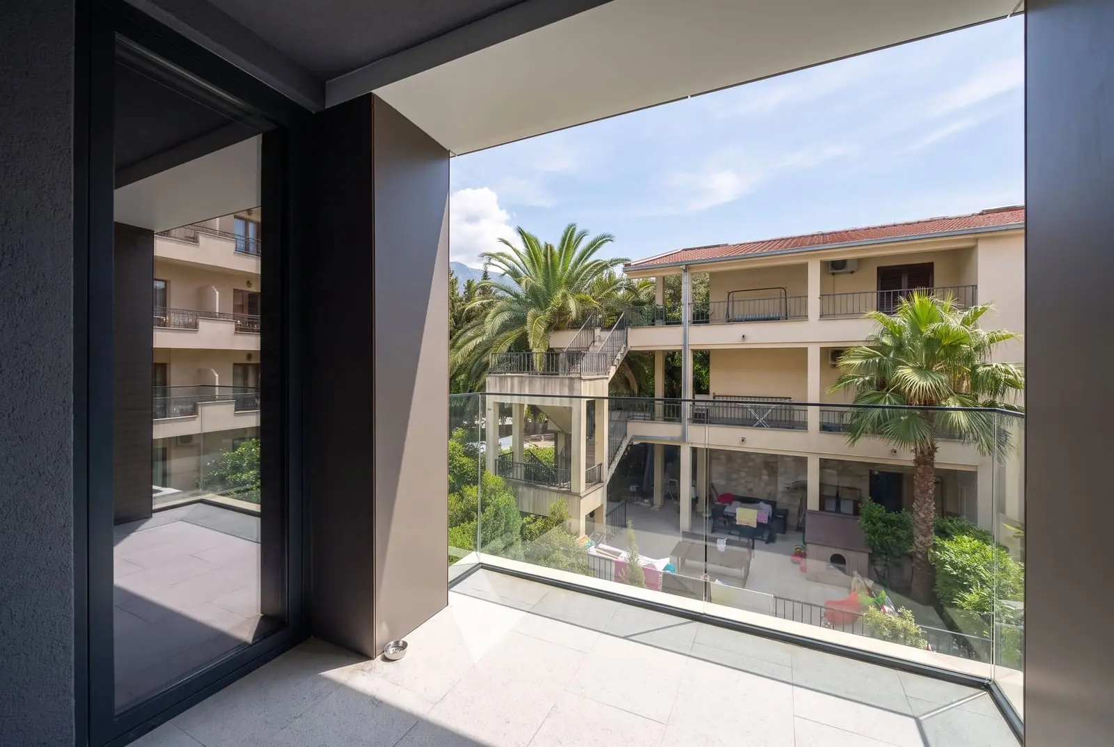 Jednosoban-stan-sa-terasom-u-kompleksu-Onia-Budva-1 Izdavanje: Jednosoban stan 62 m² – Budva — fotografija 2