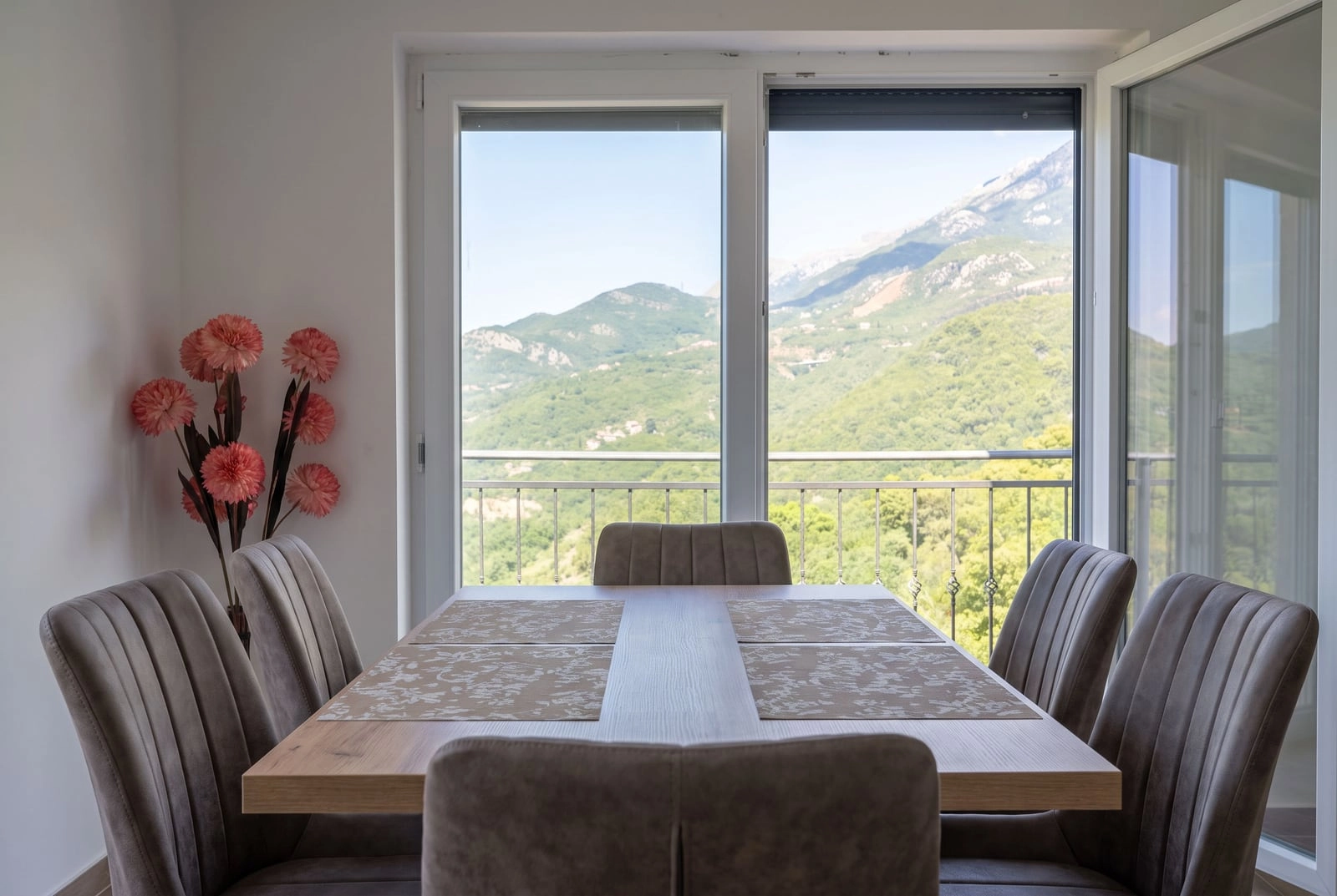 Izdavanje: Dvosoban stan 90 m² – Bečići, Budva — fotografija 2