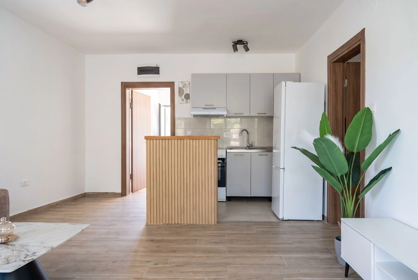 Izdavanje: Dvosoban stan 90 m² – Bečići, Budva — fotografija 3