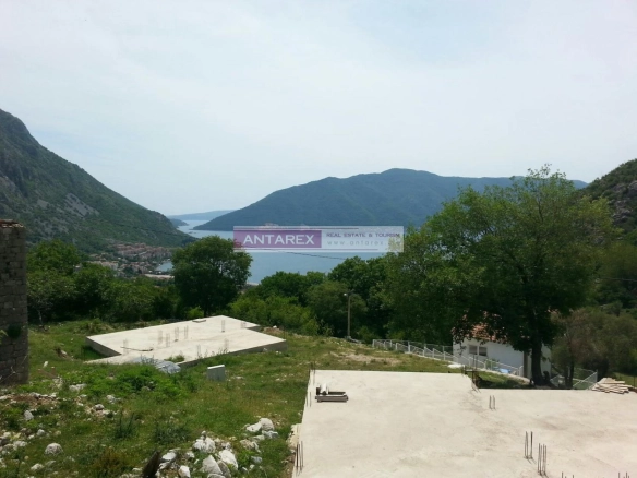 Plac sa započetom gradnjom u Risnu