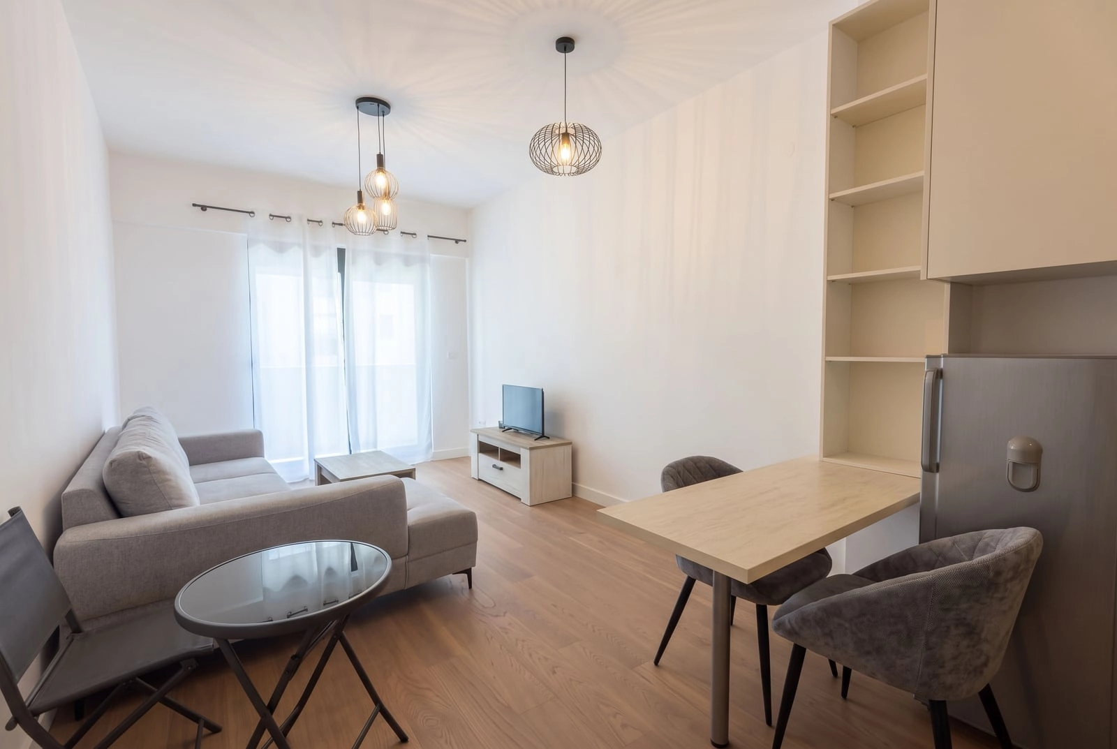 Jednosoban-stan-sa-terasom-u-Becicima-Budva-1 Izdavanje: Jednosoban stan 53 m² – Bečići, Budva — fotografija 2