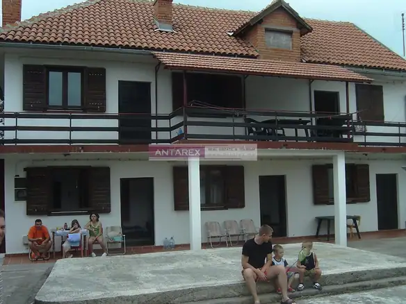 Kuća sa apartmanima na Luštici