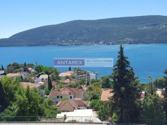 Kuća u centru Herceg Novog sa pogledom na zaliv
