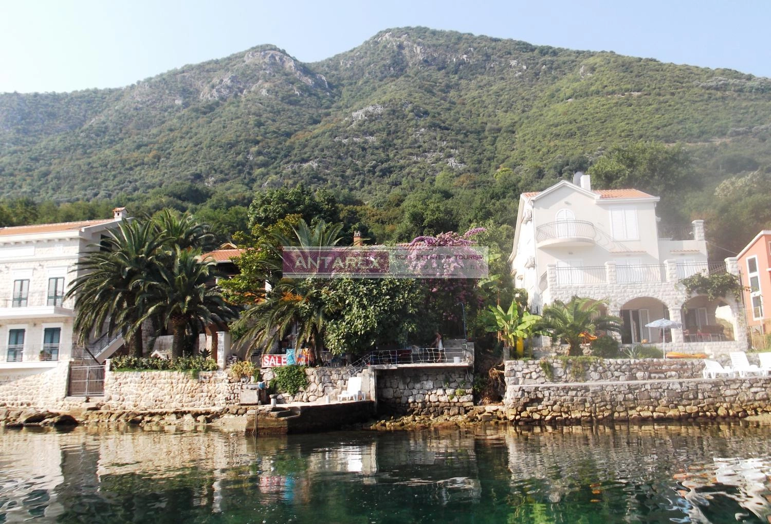 Kuca-sa-molom-na-prvoj-liniji-u-Stolivu-Kotor Kuća sa molom na prvoj liniji u Stolivu