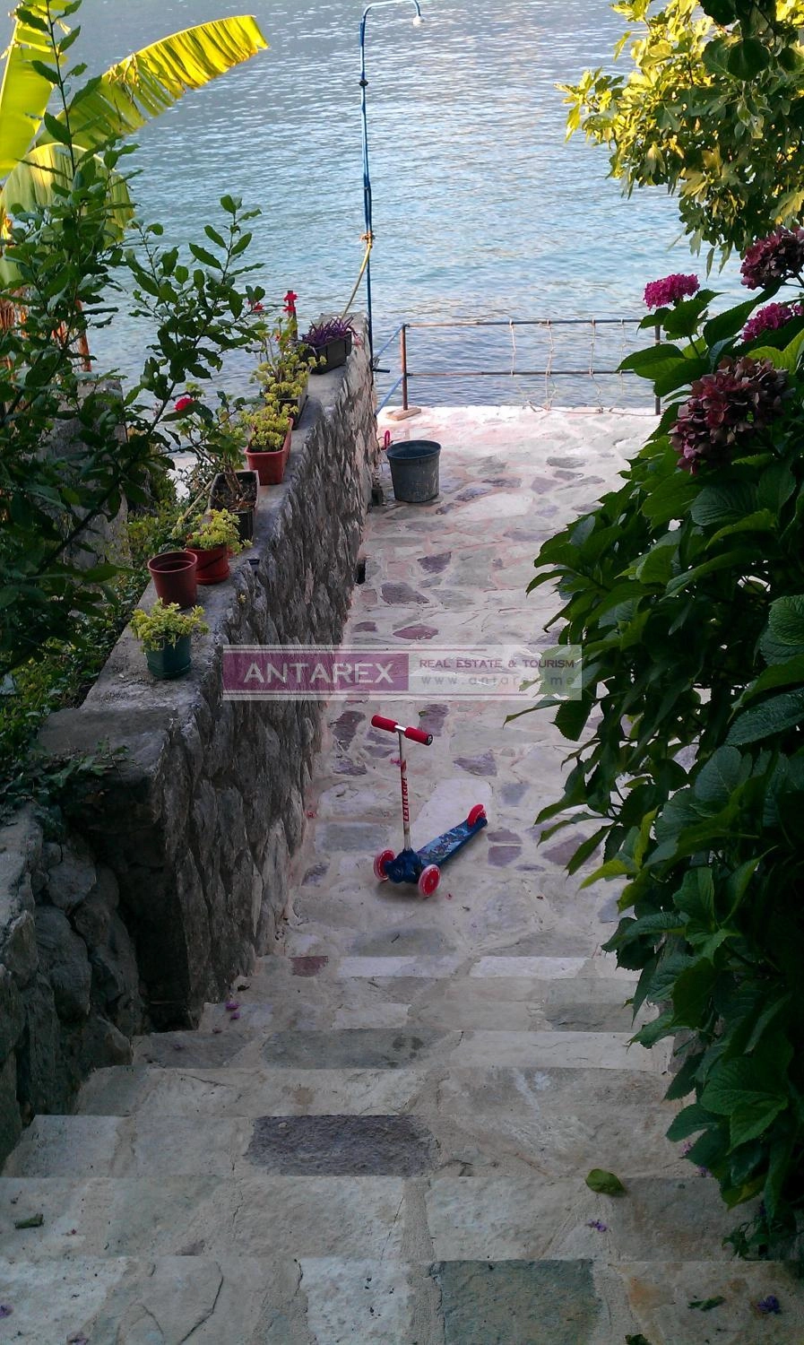 Kuca-sa-molom-na-prvoj-liniji-u-Stolivu-Kotor-3 Kuća 83 m² – Stoliv, Kotor — fotografija 4