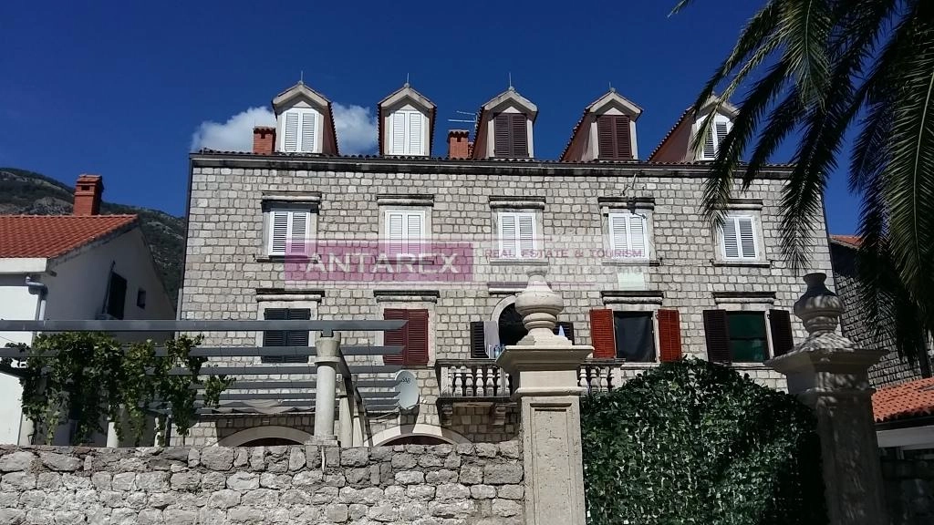 Stan-u-staroj-kamenoj-kuci-sa-dvoristem-Baosici-Herceg-Novi Stan u staroj kamenoj kući sa dvorištem