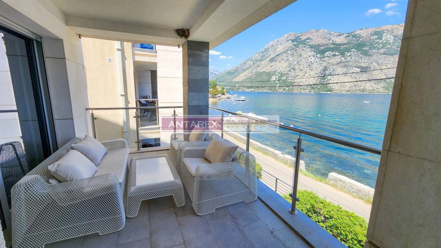 Dvosoban-stan-na-prvoj-liniji-u-Stolivu-Kotor Dvosoban stan na prvoj liniji u Stolivu