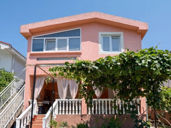 Dvospratna kuća sa dva apartmana u Sutomoru