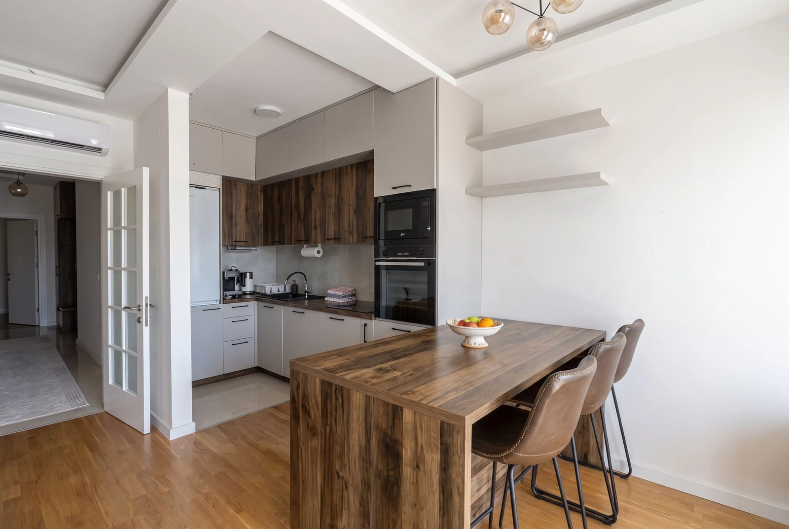 Trosoban-stan-sa-terasom-u-Gornjem-Kalamnu-Tivat-2 Trosoban stan 63 m² – Tivat — fotografija 3