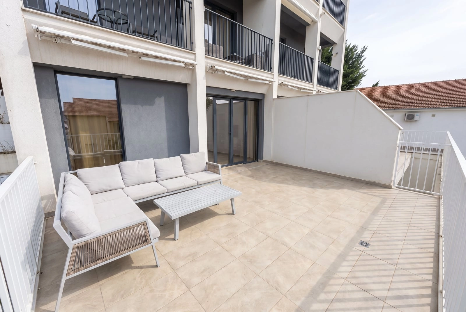 Trosoban-stan-sa-terasom-u-Gornjem-Kalamnu-Tivat-3 Trosoban stan 63 m² – Tivat — fotografija 4