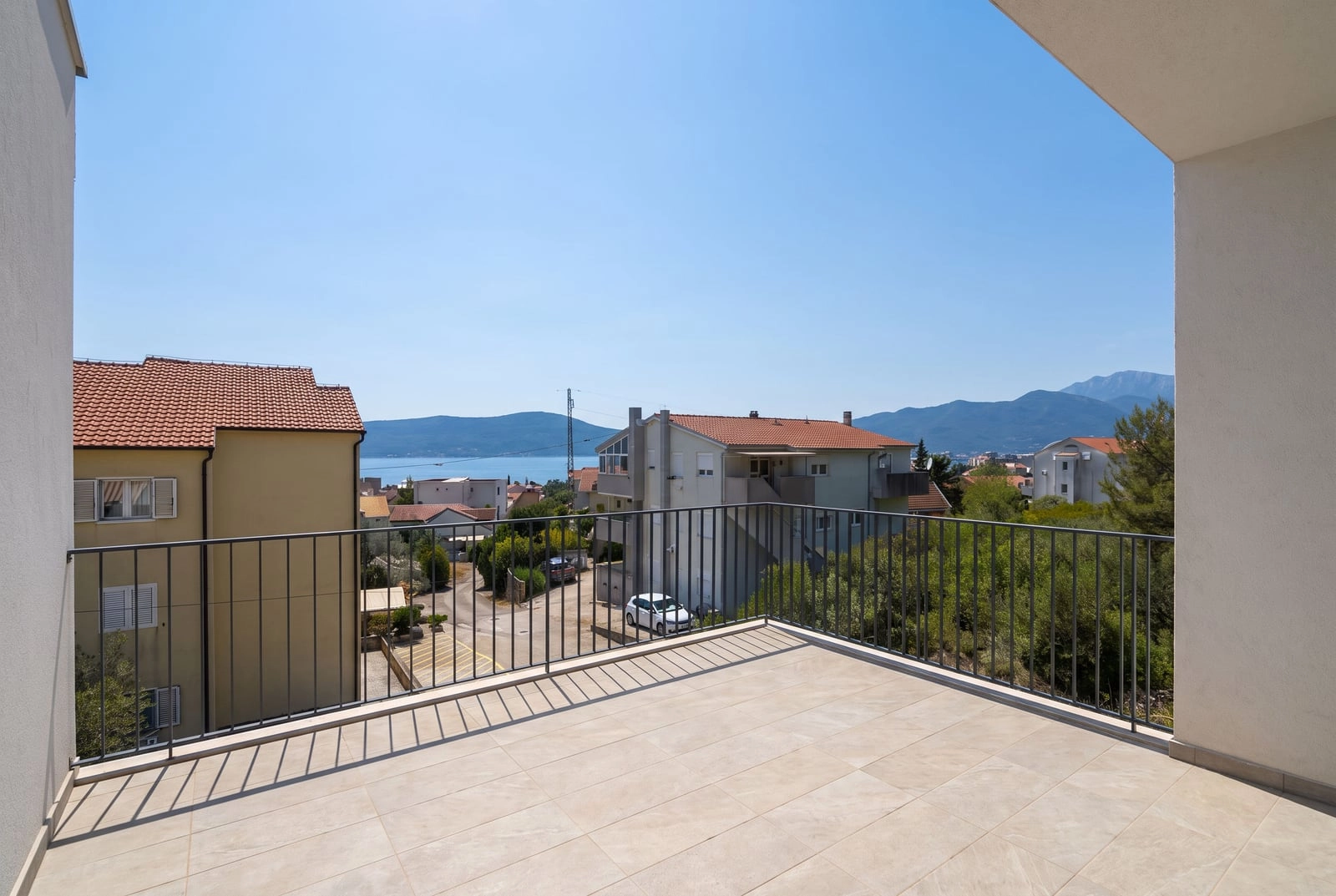 Trosoban-stan-sa-terasom-u-Gornjem-Kalamnu-Tivat-4 Trosoban stan 63 m² – Tivat — fotografija 5