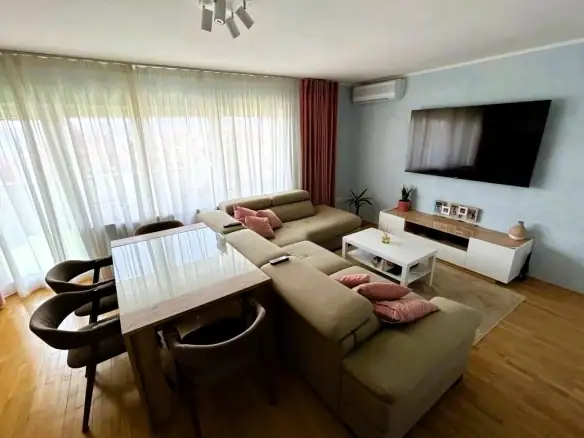 Dvosoban stan sa terasom u Tivtu