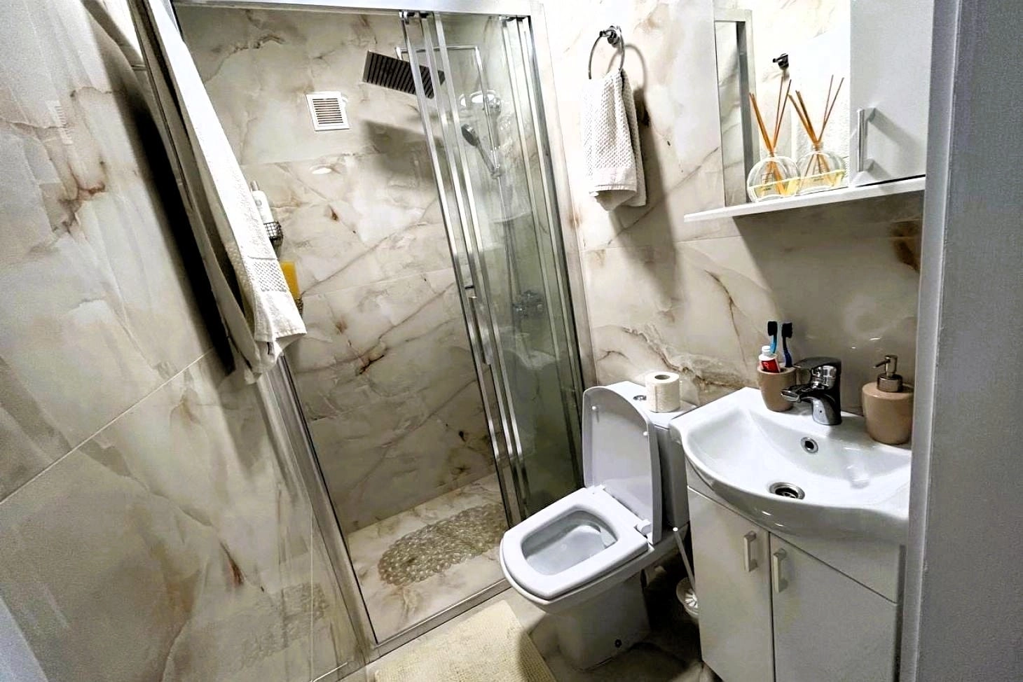 Dvosoban-stan-sa-terasom-u-Tivtu-8 Dvosoban stan 83 m² – Tivat — fotografija 9
