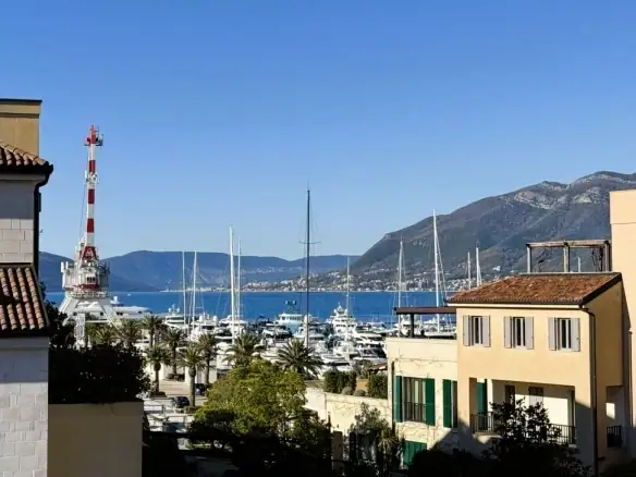 Penthaus sa terasom u Porto Montenegru