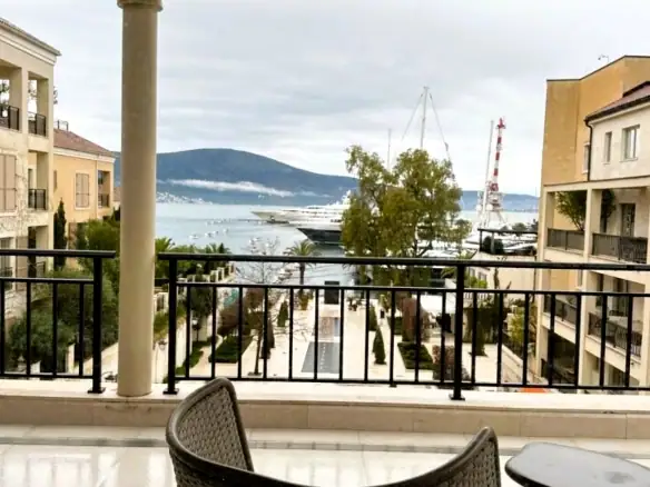 Trosoban stan 247 m² – Tivat — fotografija 14