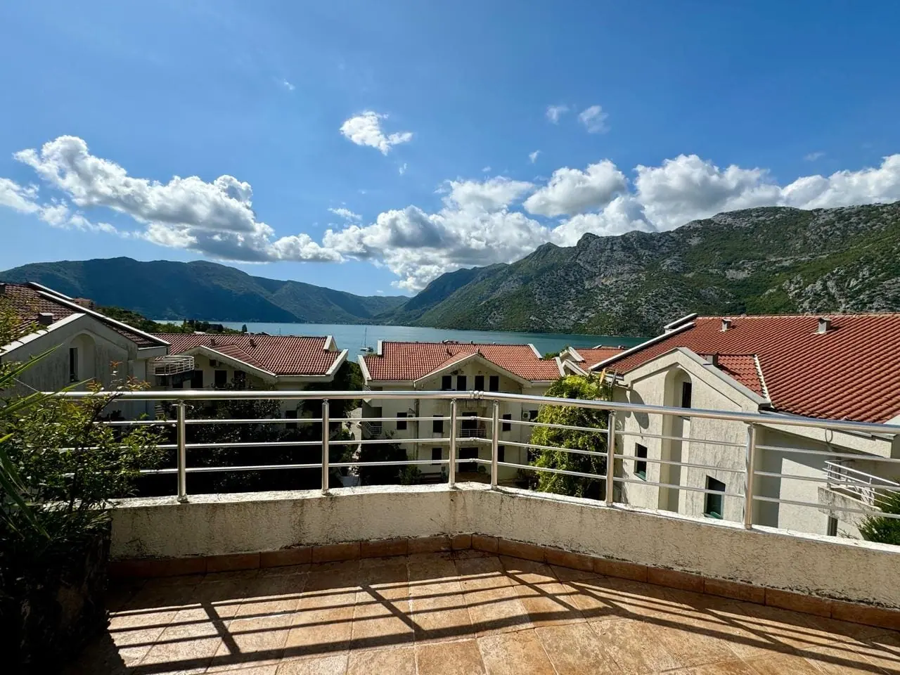 Trosoban-duplex-stan-u-Risnu-Kotor-6 Trosoban stan 130 m² – Risan, Kotor — fotografija 7