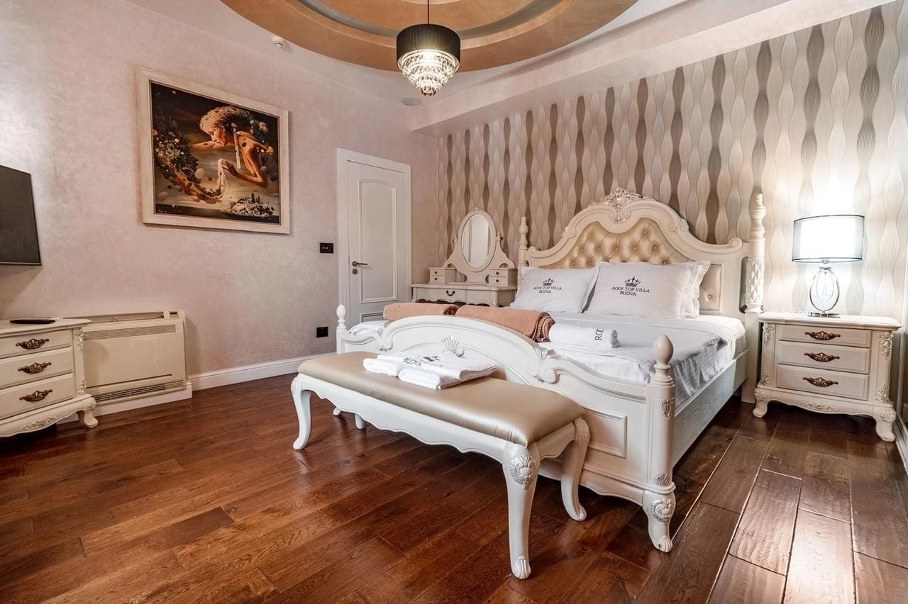 Penthaus-sa-krovnom-terasom-i-bazenom-u-Budvi-3 Trosoban stan 400 m² – Budva — fotografija 4
