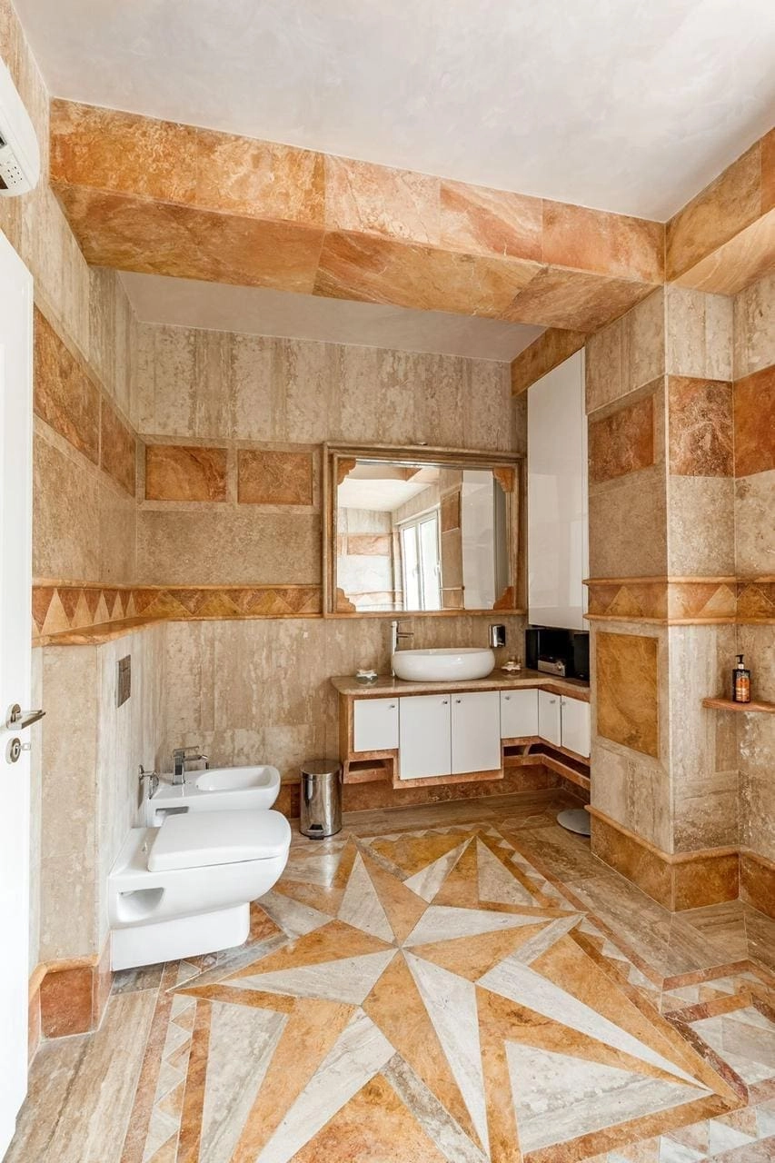 Penthaus-sa-krovnom-terasom-i-bazenom-u-Budvi-6 Trosoban stan 400 m² – Budva — fotografija 7