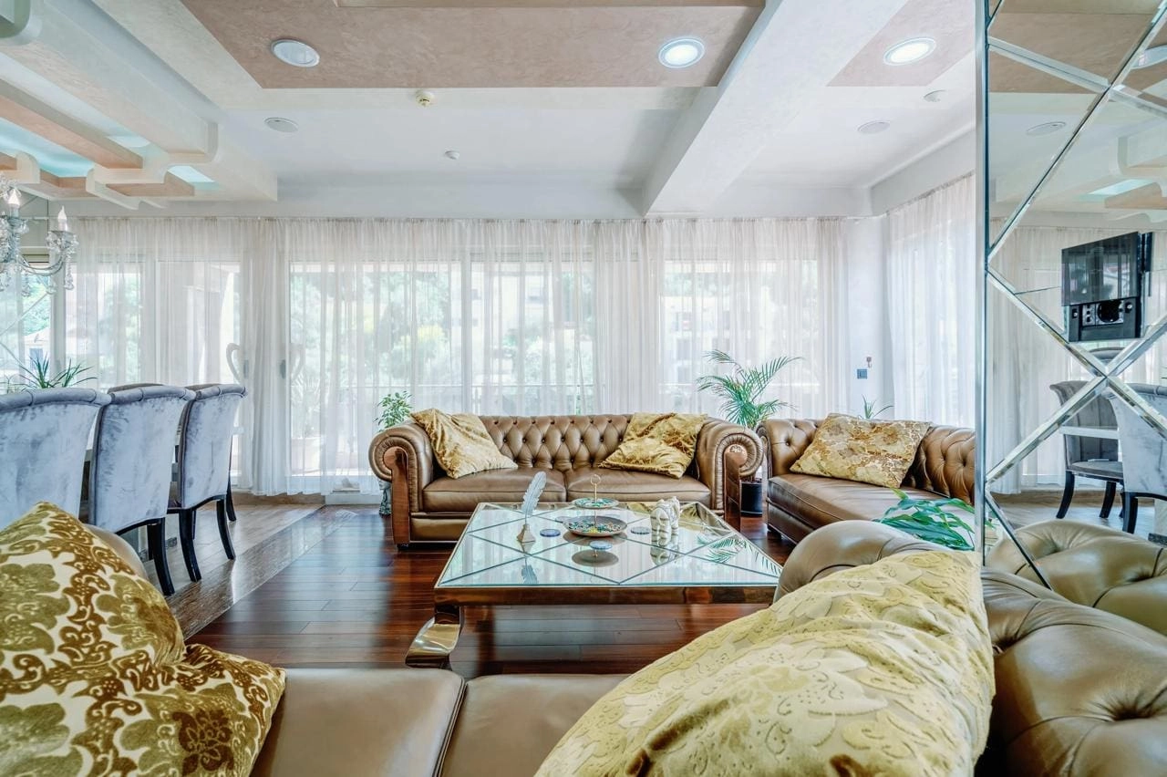 Penthaus-sa-krovnom-terasom-i-bazenom-u-Budvi-19 Trosoban stan 400 m² – Budva — fotografija 20