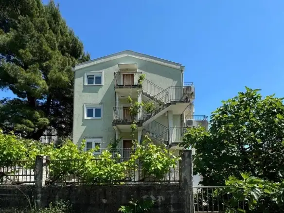 Kuća sa pogledom na more u naselju Lazi