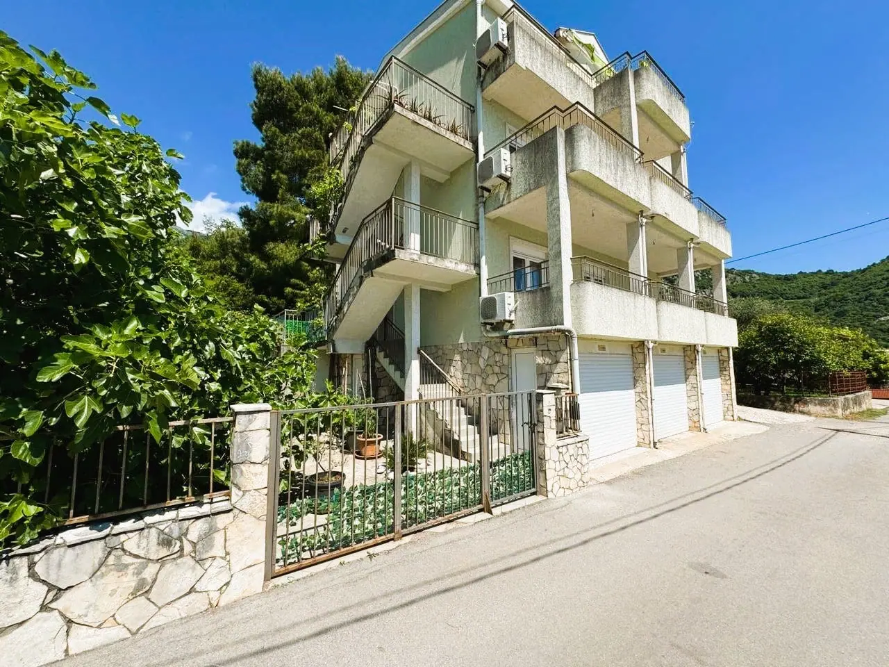 Kuca-sa-pogledom-na-more-u-naselju-Lazi-Budva-15 Kuća 337 m² – Lazi, Budva — fotografija 16