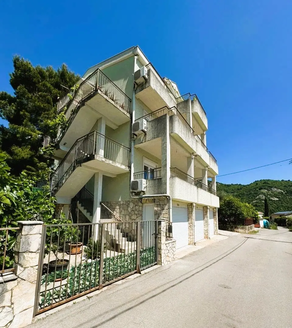 Kuca-sa-pogledom-na-more-u-naselju-Lazi-Budva-16 Kuća 337 m² – Lazi, Budva — fotografija 17