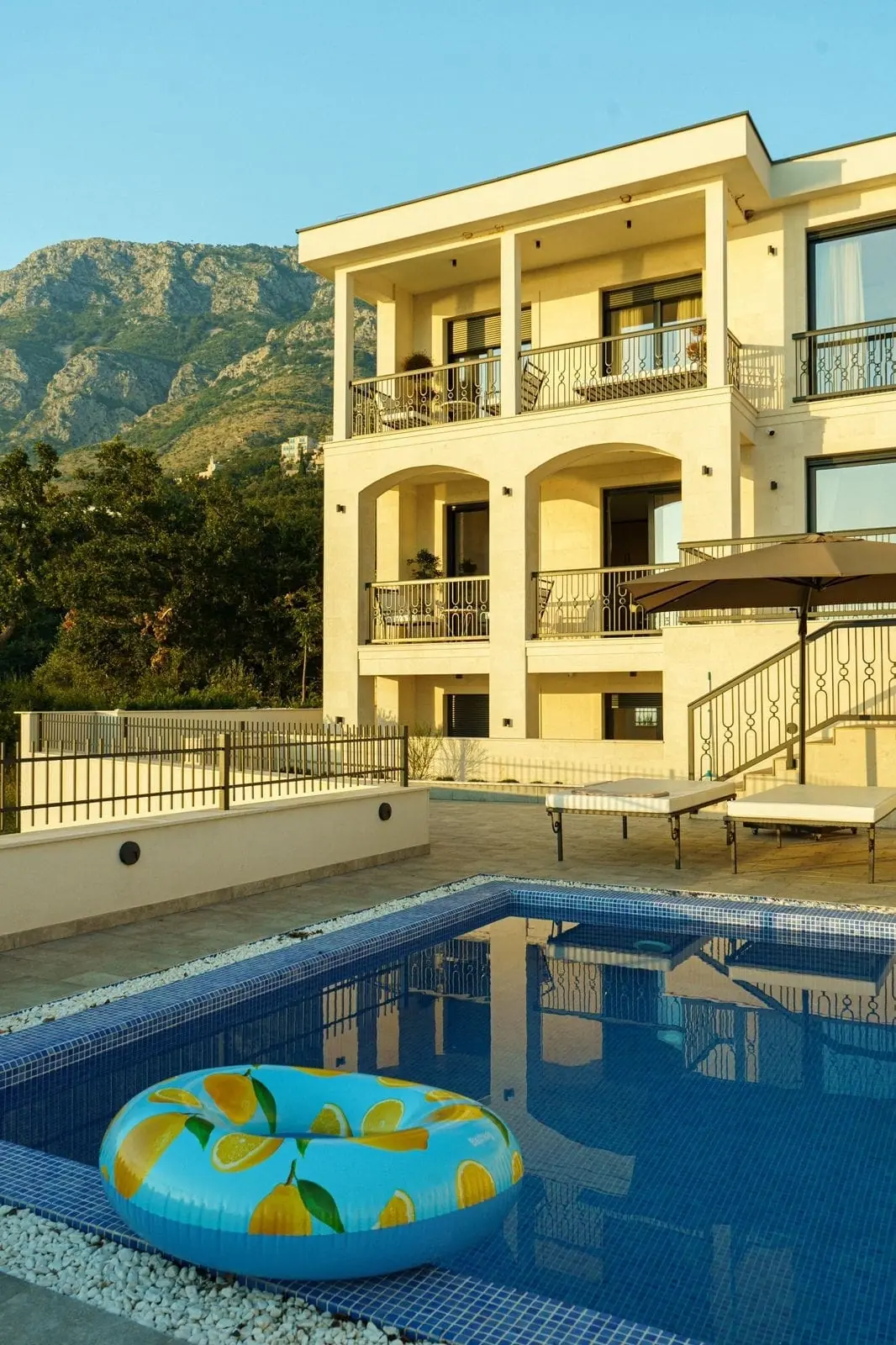 Vila-Zoe-s-bazenom-u-Skocidjevojki-Budva Vila Zoe s bazenom u Skočiđevojki