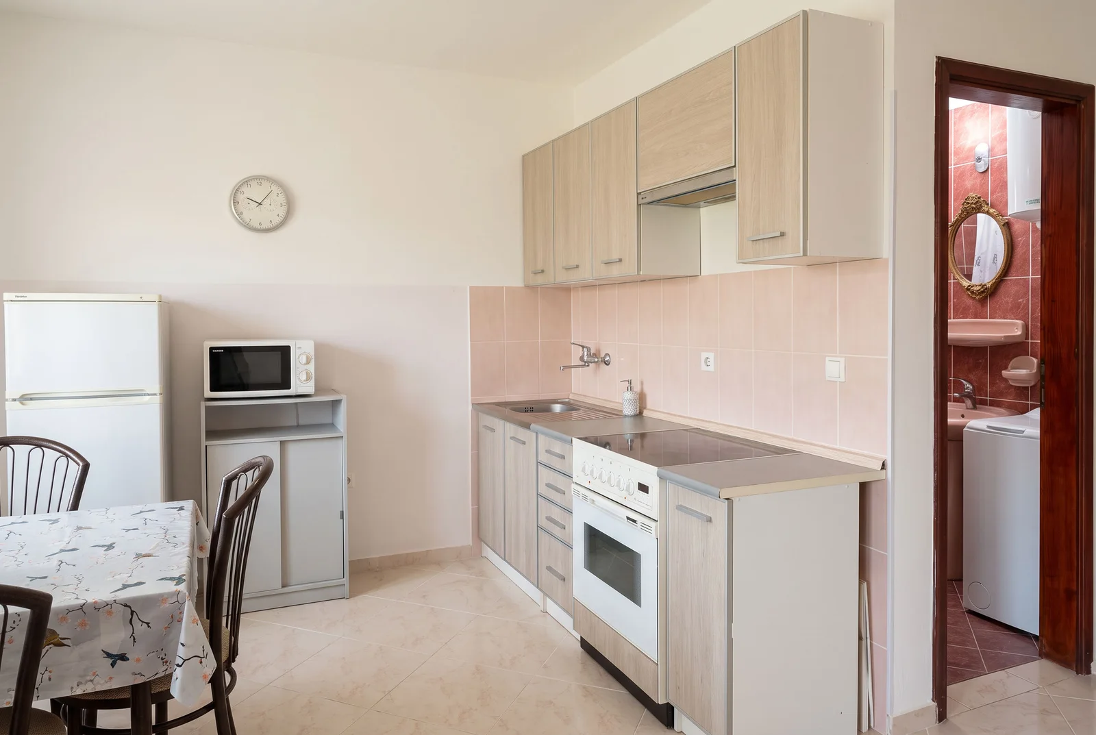 Trosoban-stan-na-prvoj-liniji-u-Rafailovicima-Budva-4 Trosoban stan 63 m² – Rafailovići, Budva — fotografija 5