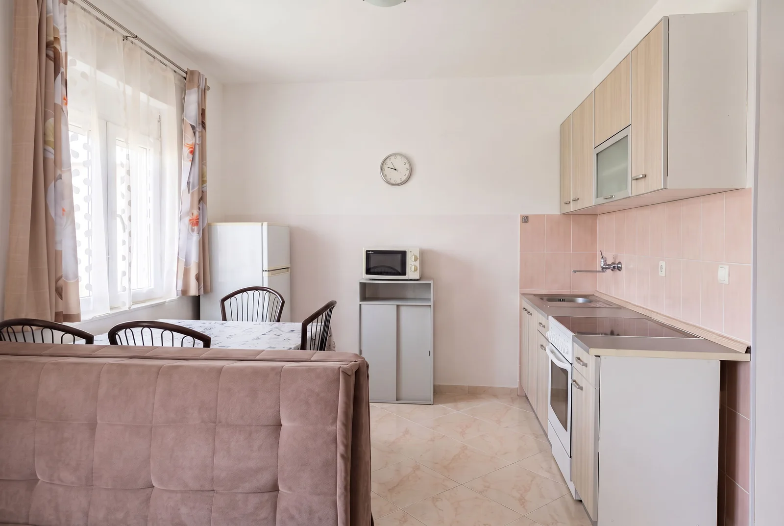 Trosoban-stan-na-prvoj-liniji-u-Rafailovicima-Budva-5 Trosoban stan 63 m² – Rafailovići, Budva — fotografija 6