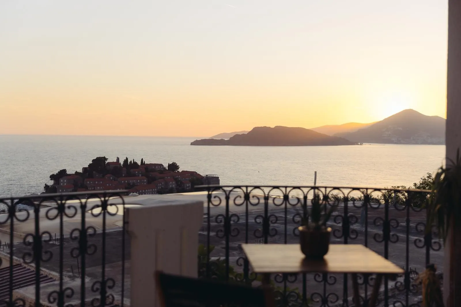 Dvosoban-stan-sa-pogledom-na-more-Sveti-Stefan-Budva-19 Dvosoban stan 74 m² – Sveti Stefan, Budva — fotografija 20
