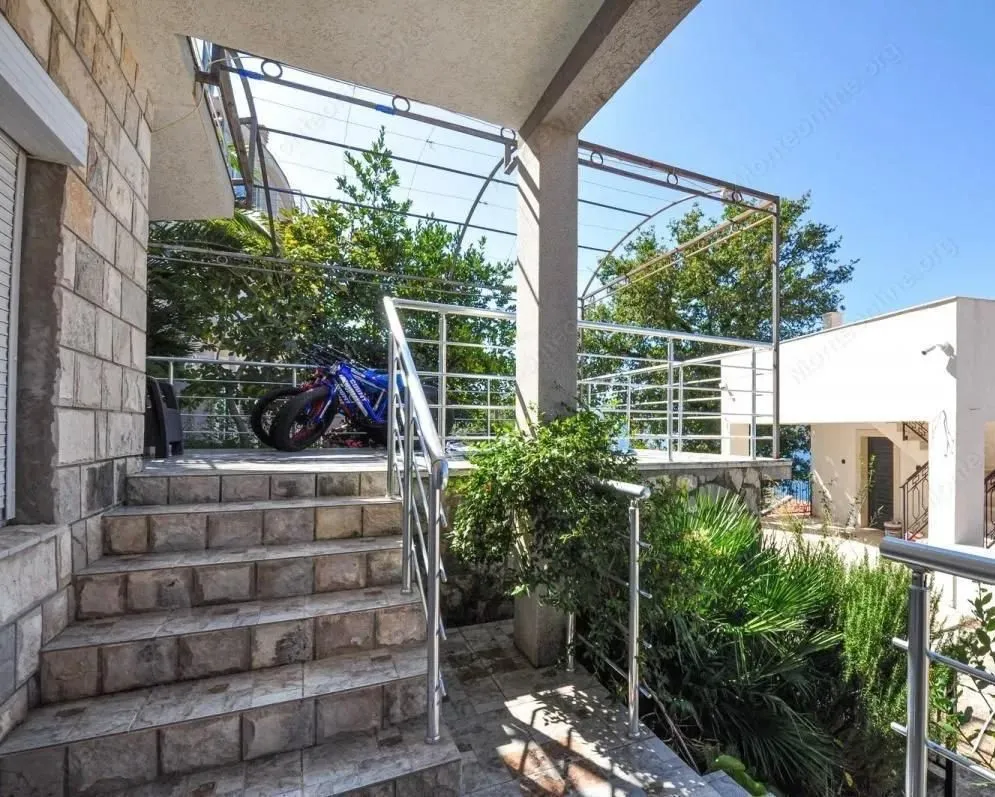 Samostojeca-kuca-sa-pogledom-na-zaliv-Opatovo-Tivat-10 Kuća 110 m² – Tivat — fotografija 11
