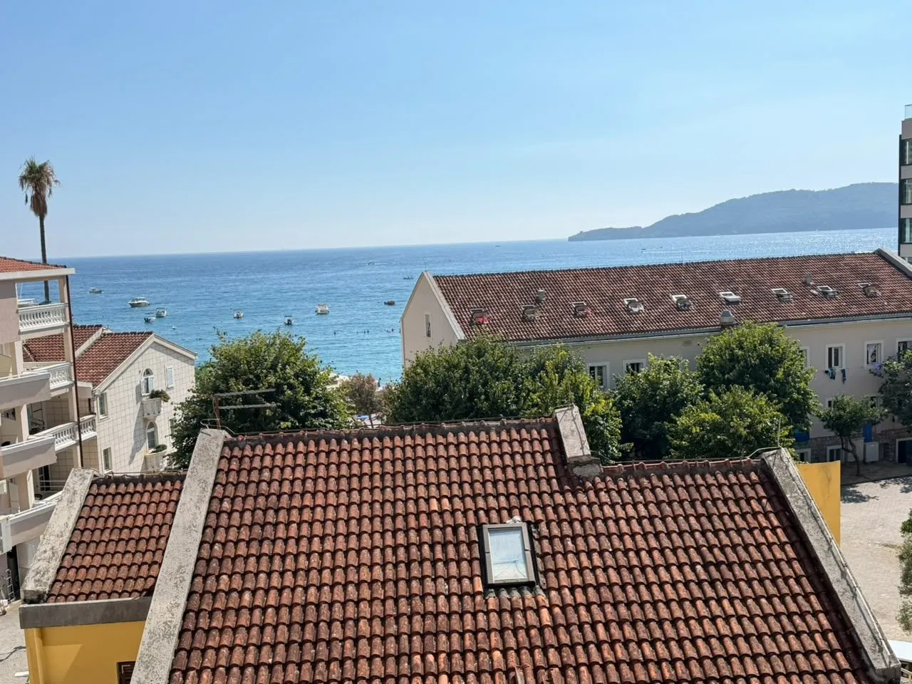 Dvosoban-stan-na-prvoj-liniji-u-Rafailovicima-Budva-5 Izdavanje: Dvosoban stan 77 m² – Rafailovići, Budva — fotografija 6