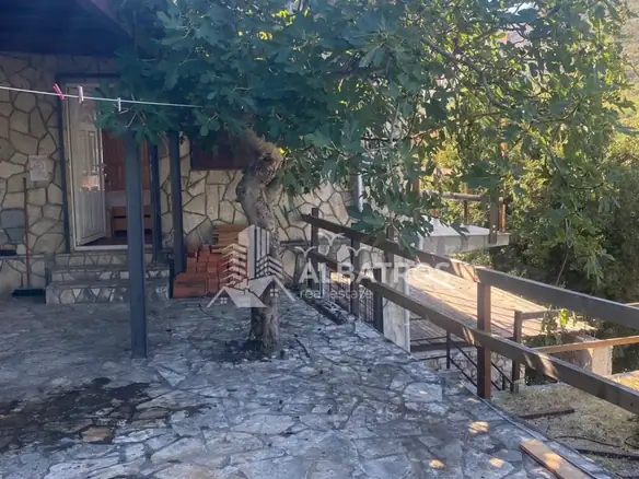 Kuća sa dvorištem i terasom u Čanju