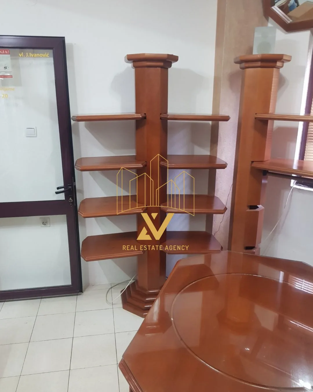 Namjesten-poslovni-prostor-15-m²-Centar-–-Niksic-3 Izdavanje: Poslovni prostor 15 m² – Centar, Nikšić — fotografija 4