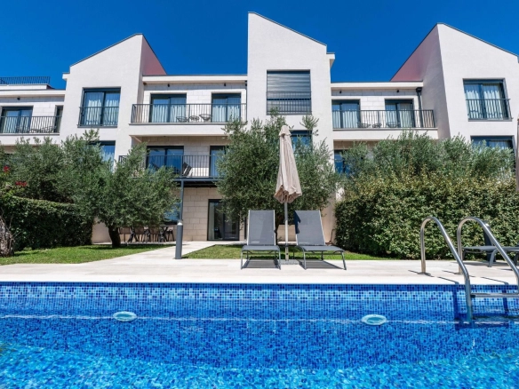 Izdavanje: Kuća 200 m² – Reževići, Budva