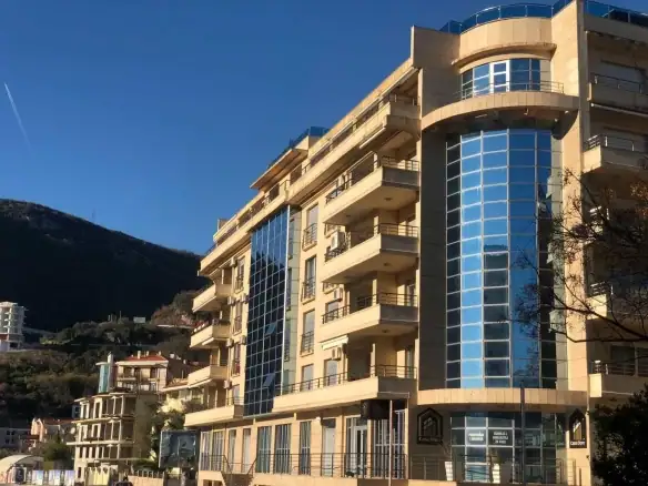 Dvosoban stan sa pogledom na more u Bečićima, Budva — fotografija 4