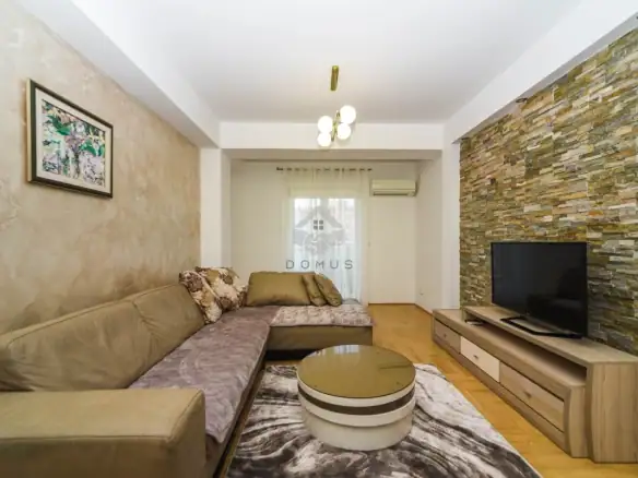 Trosoban namješten stan 95 m²