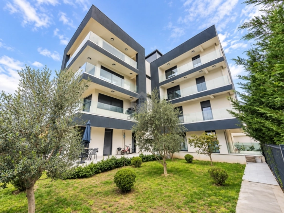 Trosoban stan 130 m² + parking